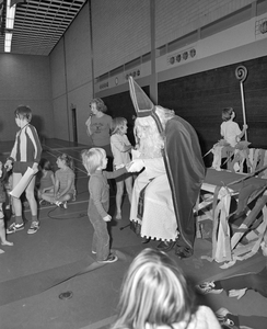 884047 Afbeelding van een St. Nicolaas-Sportinstuif voor de jeugd, in de Sporthal Hoograven (Verlengde Hoogravenseweg ...